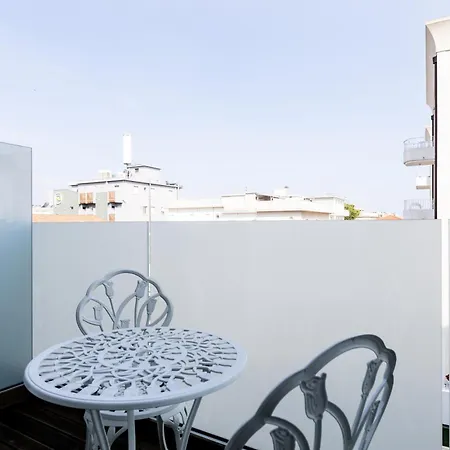 La Tour Palace & Restaurant מלון