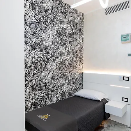 La Tour Palace & Restaurant מלון