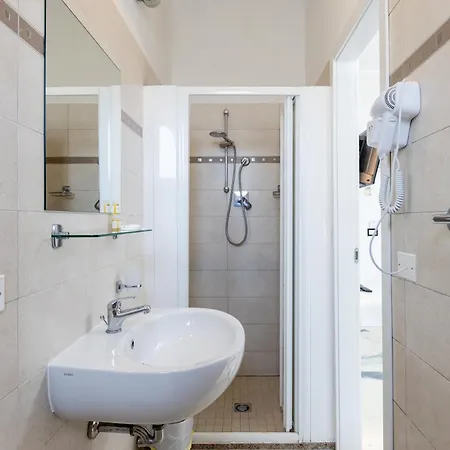 La Tour Palace & Restaurant מלון 3*