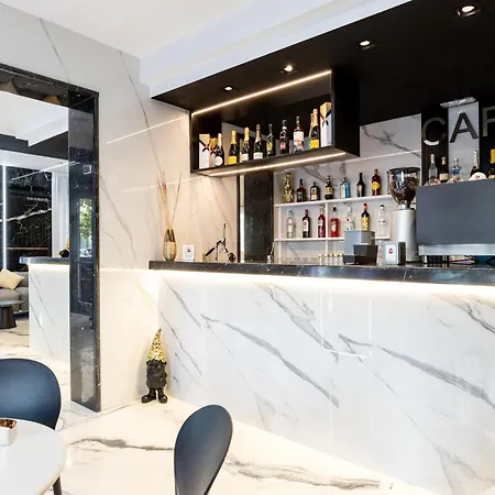 Ξενοδοχείο La Tour Palace & Restaurant 3*