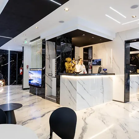 מלון La Tour Palace & Restaurant