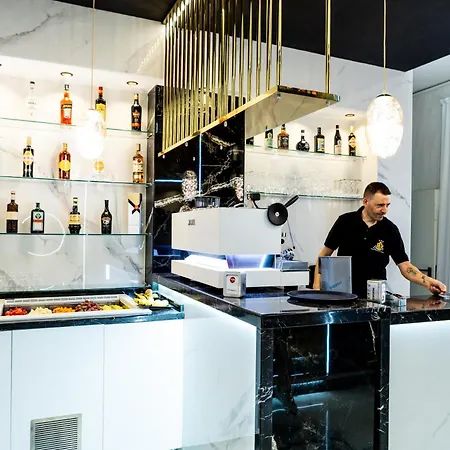 מלון La Tour Palace & Restaurant