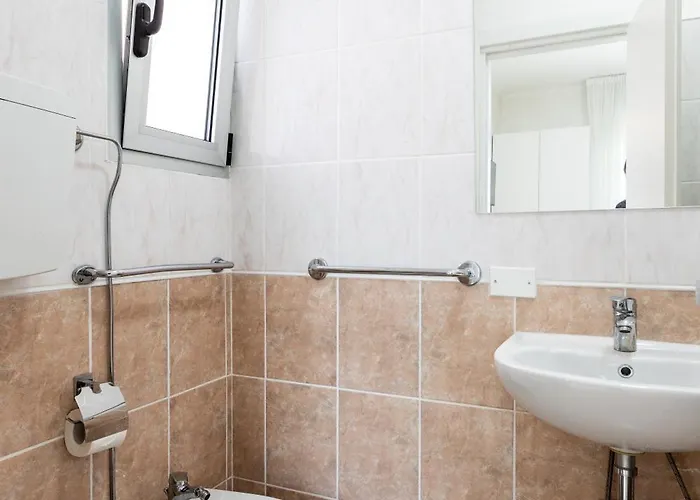 La Tour Palace & Restaurant Hotel