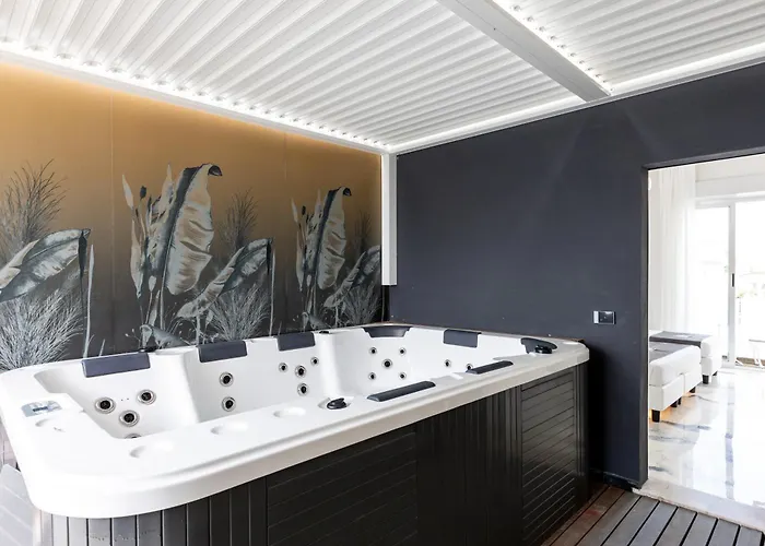 Hotel La Tour Palace & Restaurant