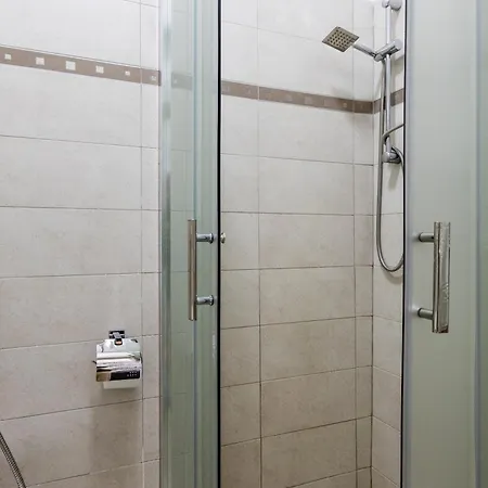 La Tour Palace & Restaurant 호텔 3*