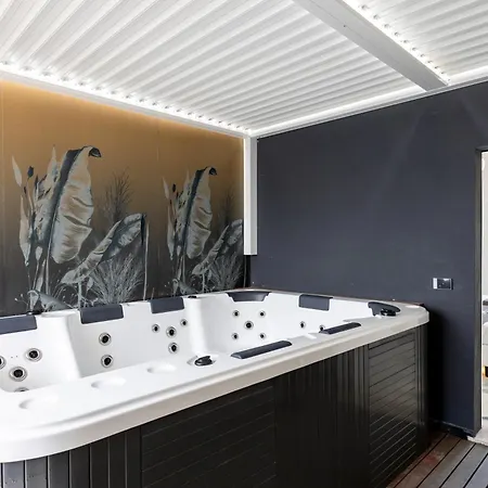 Hotel La Tour Palace & Restaurant