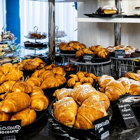 La Tour Palace & Restaurant Hotel