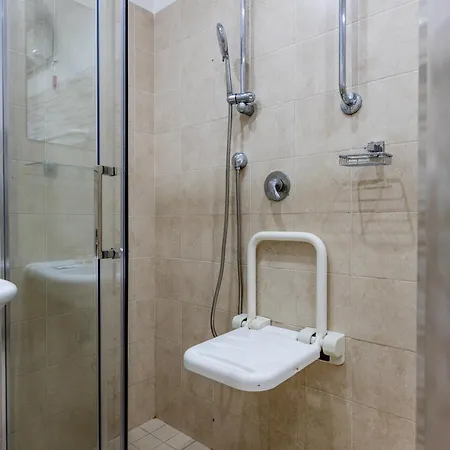 La Tour Palace & Restaurant 호텔 3*