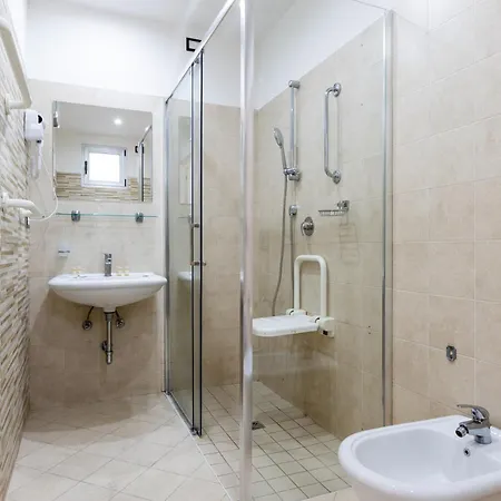 La Tour Palace & Restaurant 호텔 3*