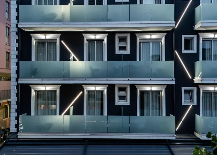 La Tour Palace & Restaurant Hotel